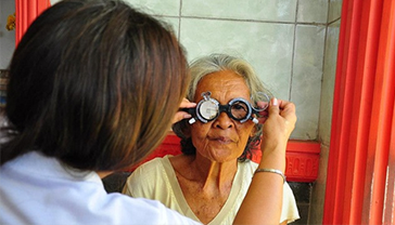 視力検査を受ける女性